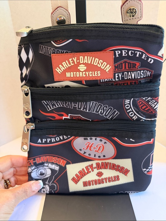 Harley-Davidson Handbags - Harley-Davidson Black Bag with Red Logo Accents Crossbody
